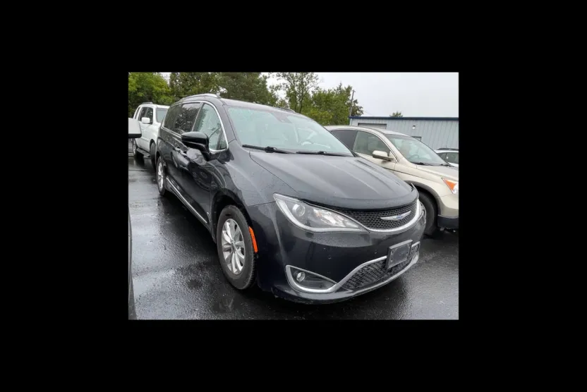 2018 Chrysler Pacifica Touring L photo 1