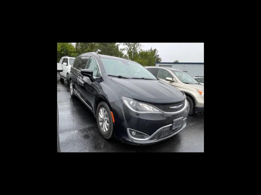 2018 Chrysler Pacifica Touring L photo 1