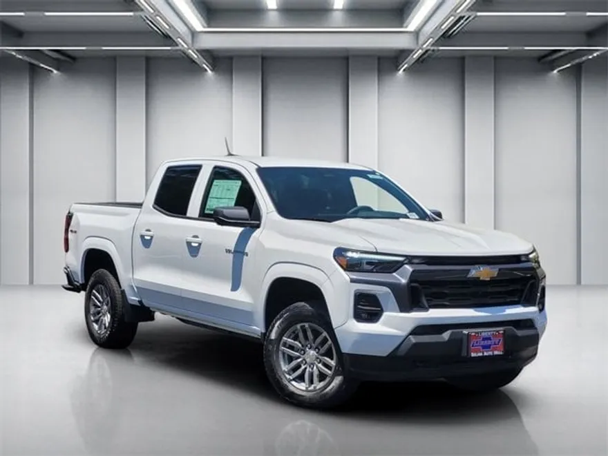 2025 Chevrolet Colorado Work Truck LT photo 1