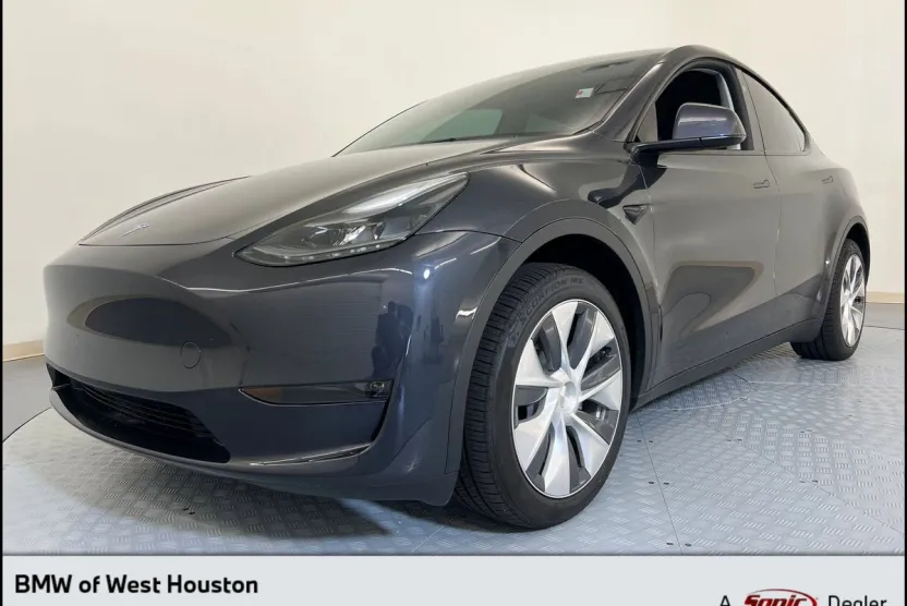 2024 Tesla Model Y Long Range photo 1