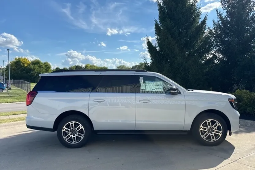 2025 Ford Expedition MAX photo 1