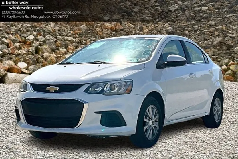 2019 Chevrolet Sonic LT photo 1