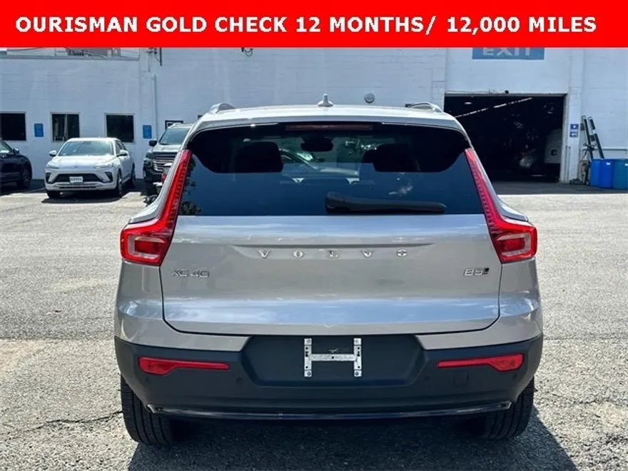 2023 Volvo XC40 Plus photo 1