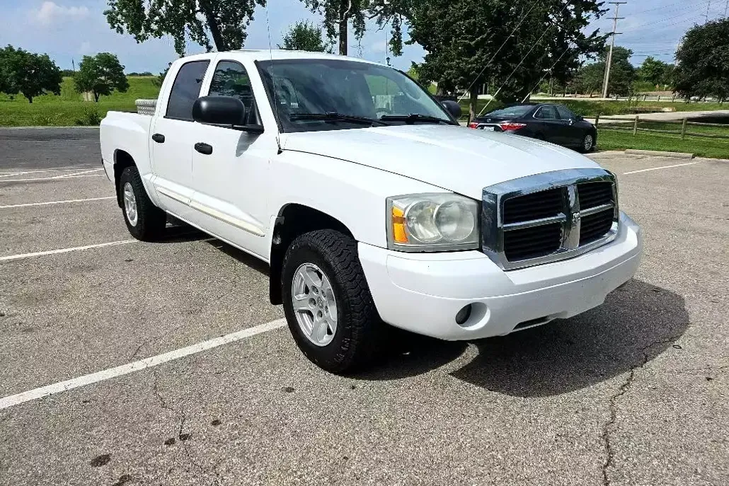 2005 Dodge Dakota SLT Quad Cab photo 1