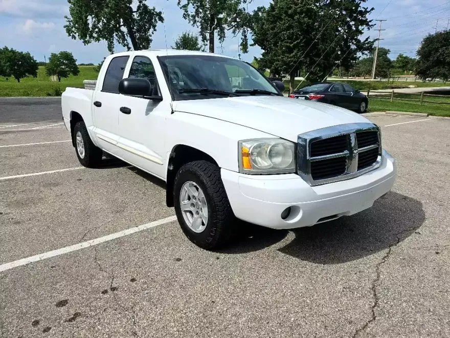 2005 Dodge Dakota SLT Quad Cab photo 1