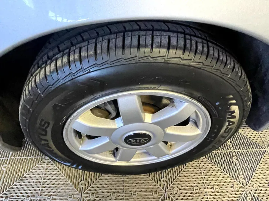 2004 Kia Spectra Base photo 24