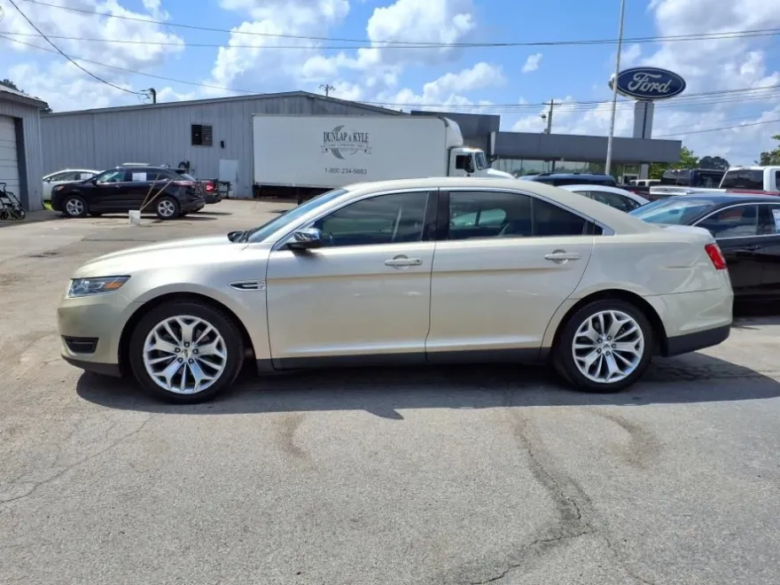 2018 Ford Taurus Limited photo 1