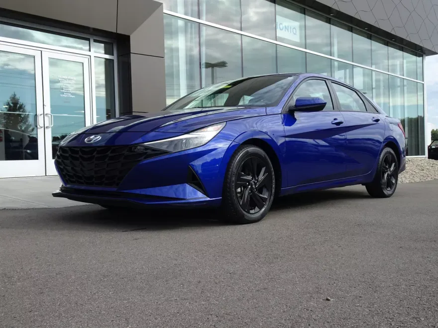 2022 Hyundai Elantra SEL photo 1