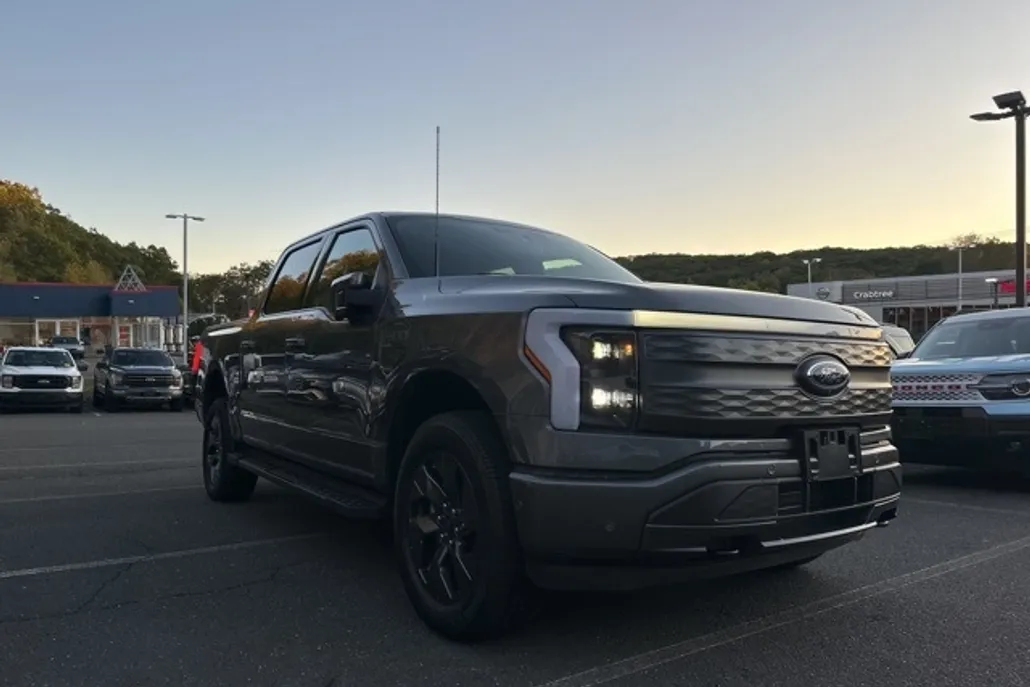 2023 Ford F-150 Lightning Lariat photo 1