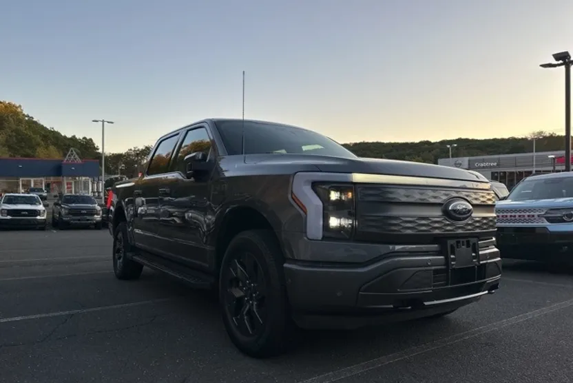 2023 Ford F-150 Lightning Lariat photo 1