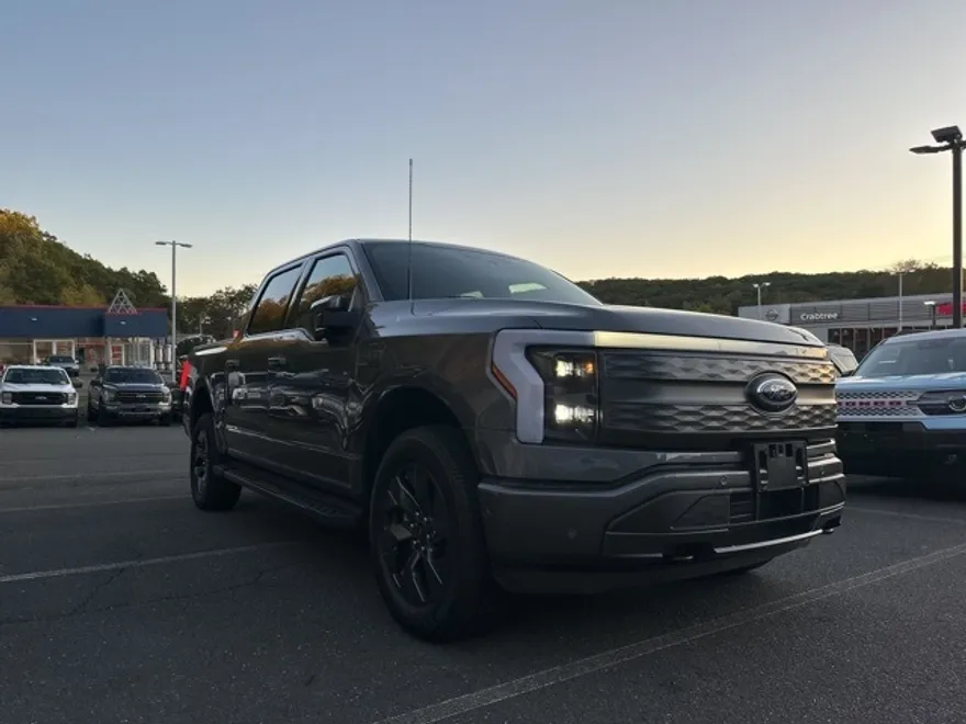 2023 Ford F-150 Lightning Lariat photo 1