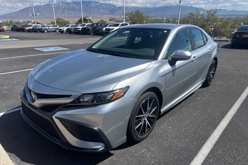 2022 Toyota Camry SE photo 1