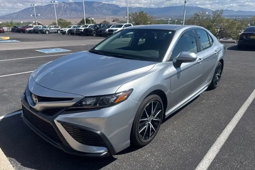 2022 Toyota Camry SE photo 1