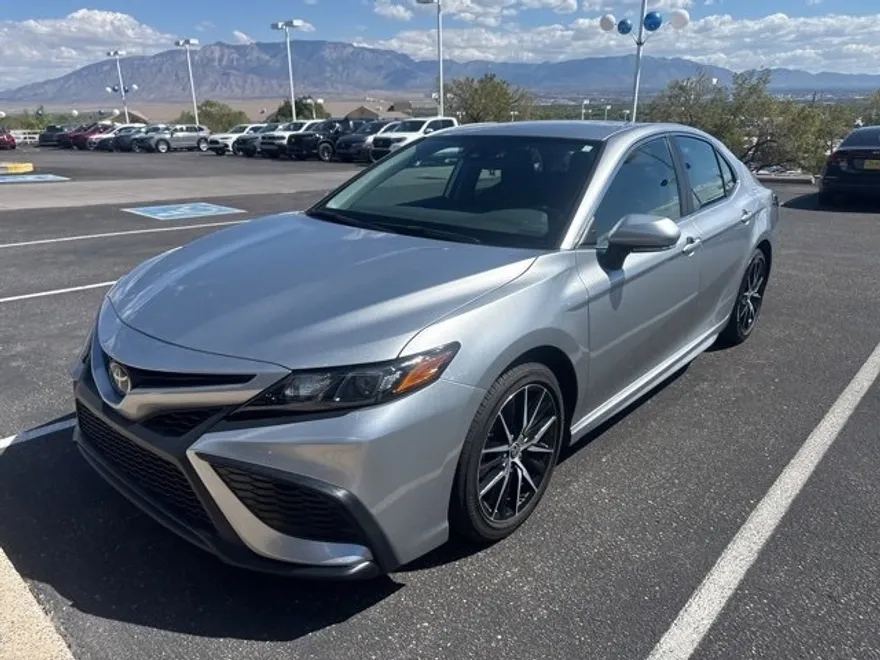 2022 Toyota Camry SE photo 1