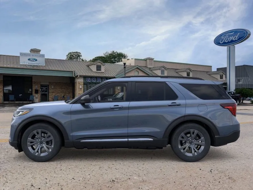 2025 Ford Explorer photo 1