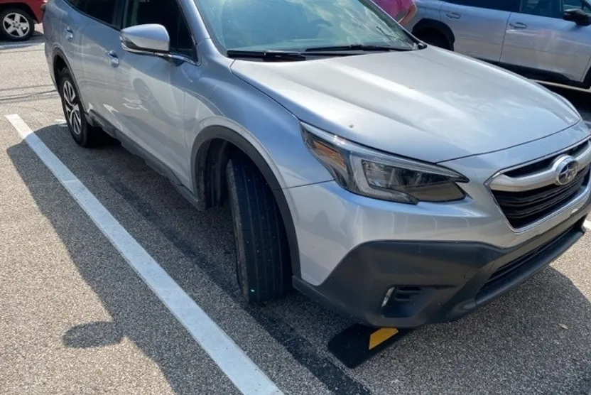 2020 Subaru Outback Premium photo 1