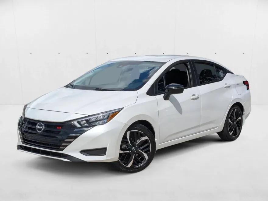 2023 Nissan Versa SR photo 1