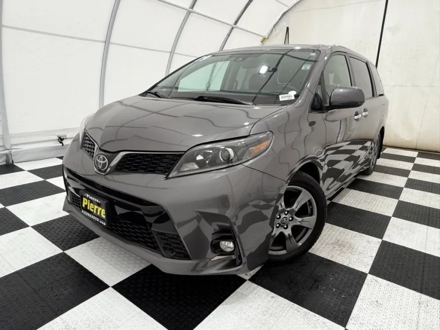 2019 Toyota Sienna SE photo 1