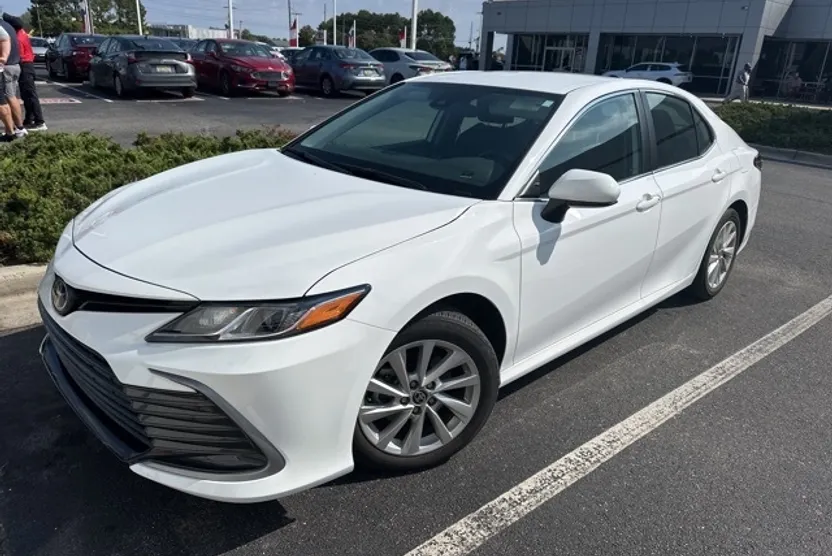 2023 Toyota Camry LE photo 1