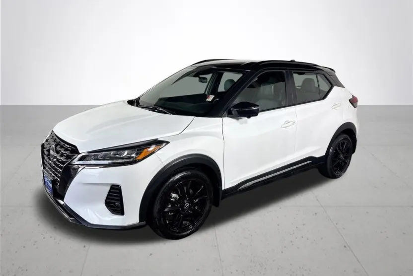 2023 Nissan Kicks SR photo 1