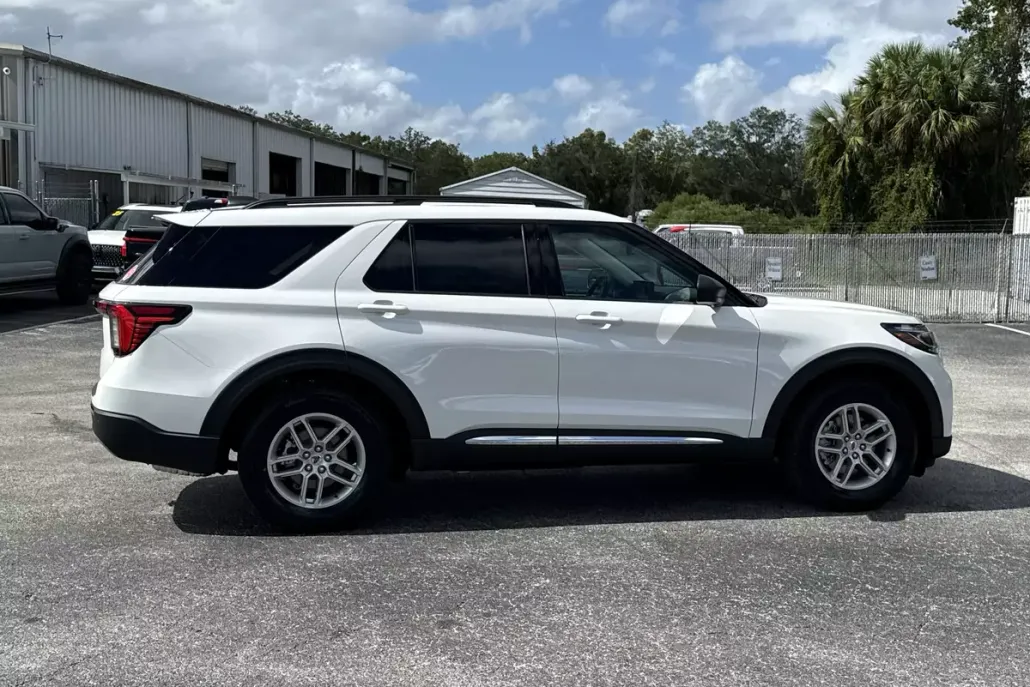 2025 Ford Explorer photo 1