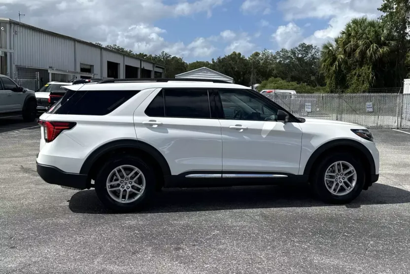 2025 Ford Explorer photo 1