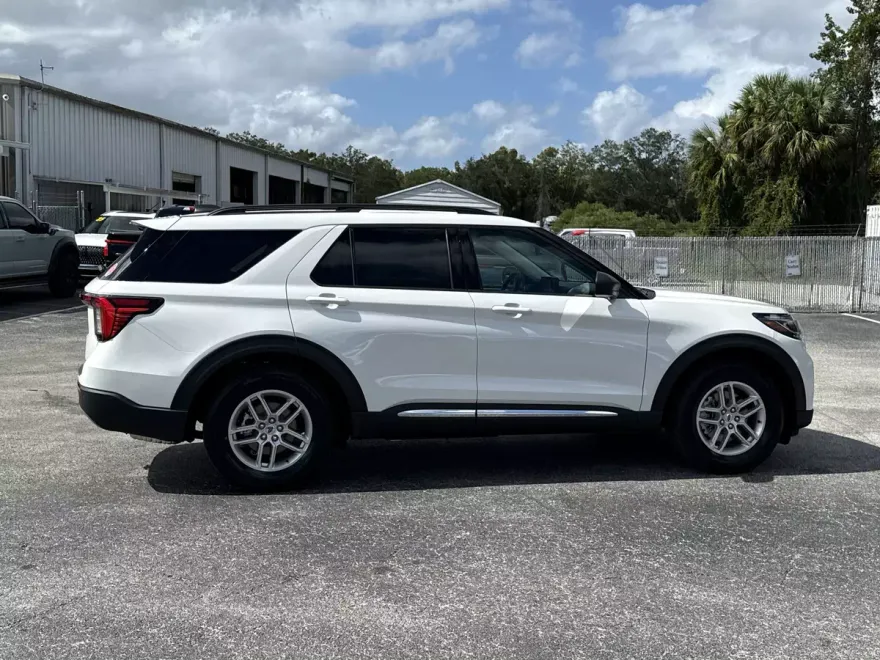 2025 Ford Explorer photo 1