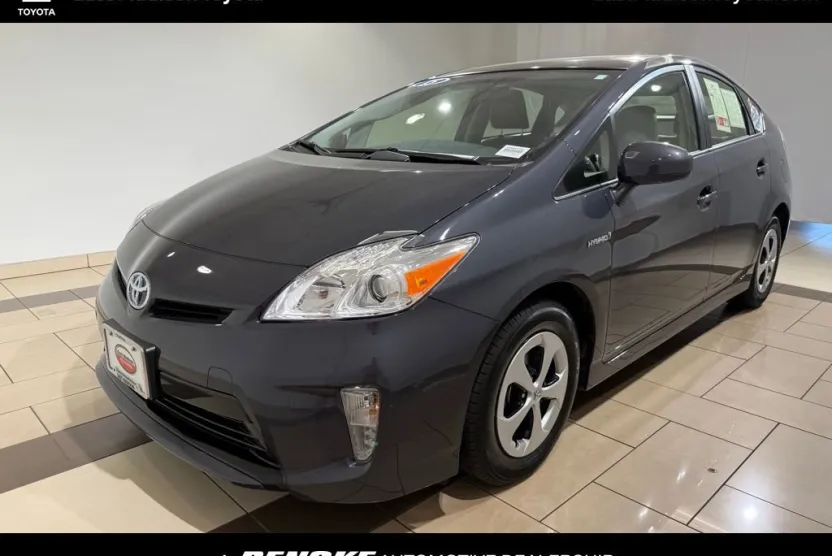 2015 Toyota Prius Three photo 1