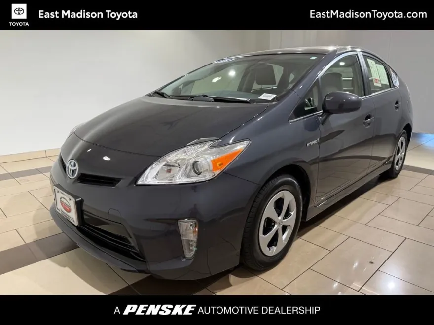2015 Toyota Prius Three photo 1