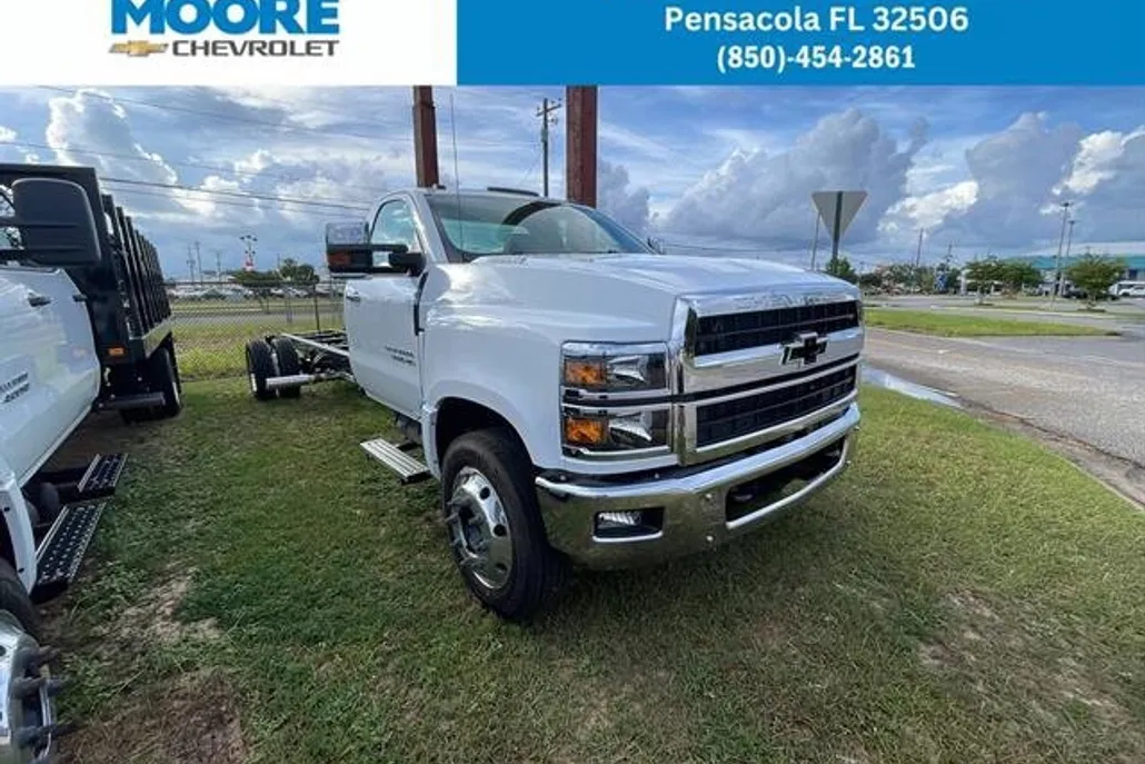 2024 Chevrolet Silverado 6500HD Work Truck photo 1