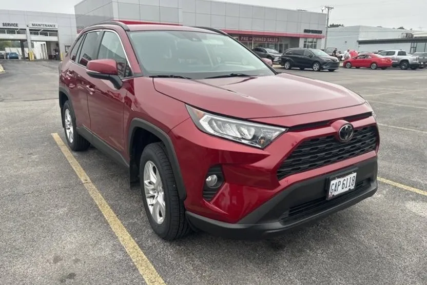 2020 Toyota RAV4 XLE photo 1