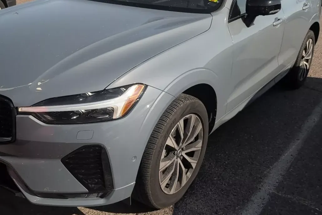 2023 Volvo XC60 B5 Plus photo 1