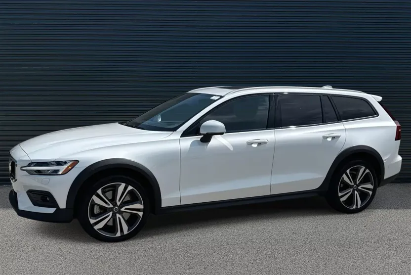 2023 Volvo V60 Cross Country B5 AWD Plus photo 1