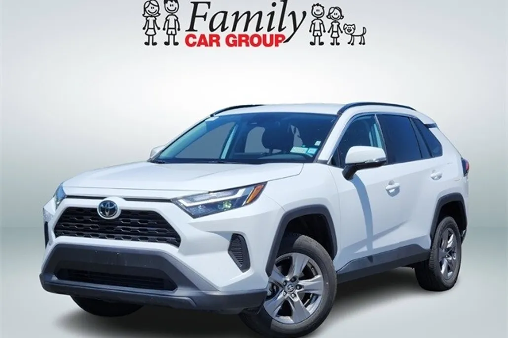 2024 Toyota RAV4 XLE photo 1