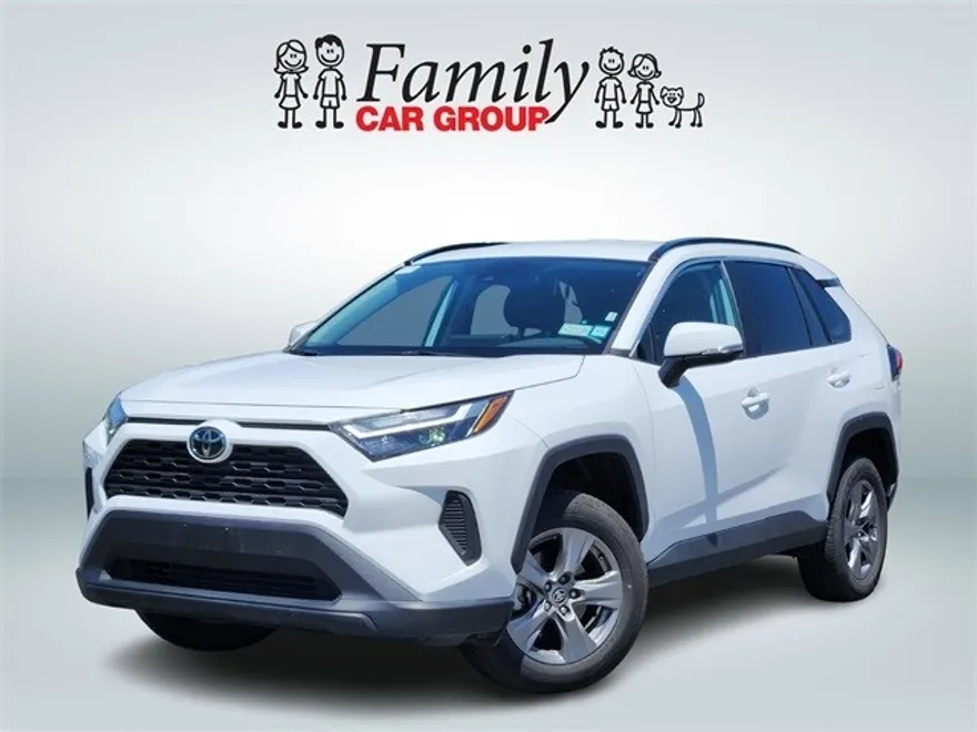 2024 Toyota RAV4 XLE photo 1
