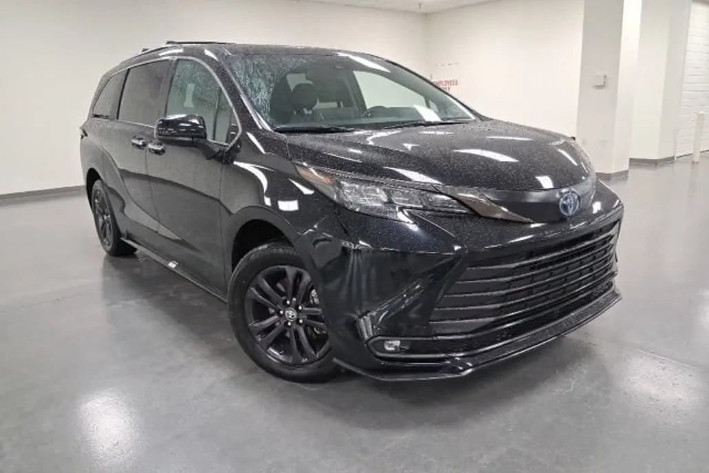 2024 Toyota Sienna Woodland Edition photo 1
