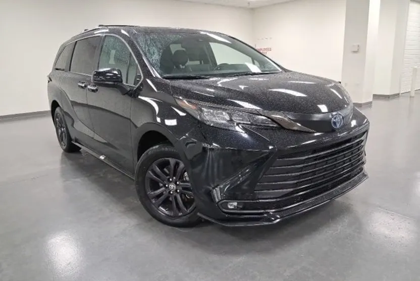 2024 Toyota Sienna Woodland Edition photo 1