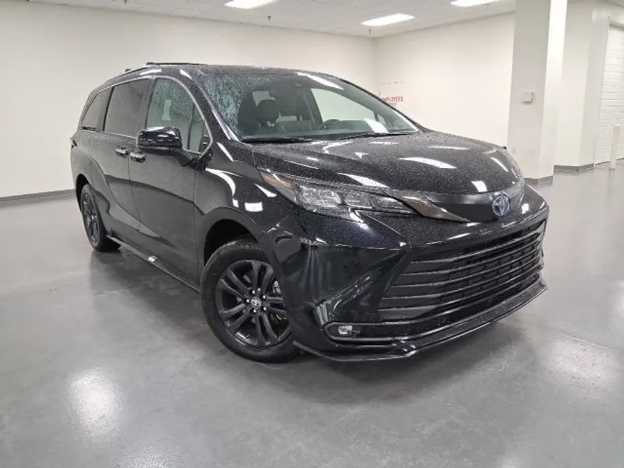 2024 Toyota Sienna Woodland Edition photo 1