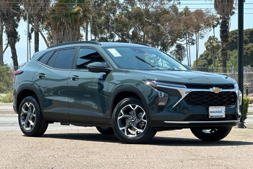 2025 Chevrolet Trax LT photo 1