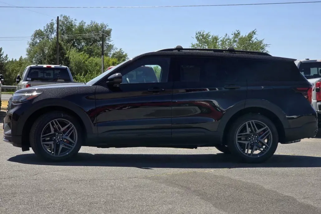 2025 Ford Explorer ST photo 1