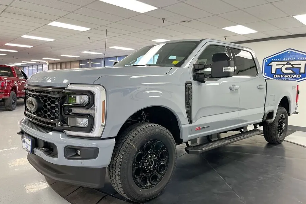 2025 Ford F-350 Lariat photo 1