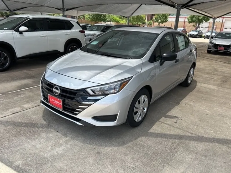2025 Nissan Versa 1.6 S photo 1