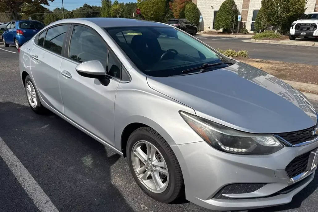 2016 Chevrolet Cruze LT photo 1