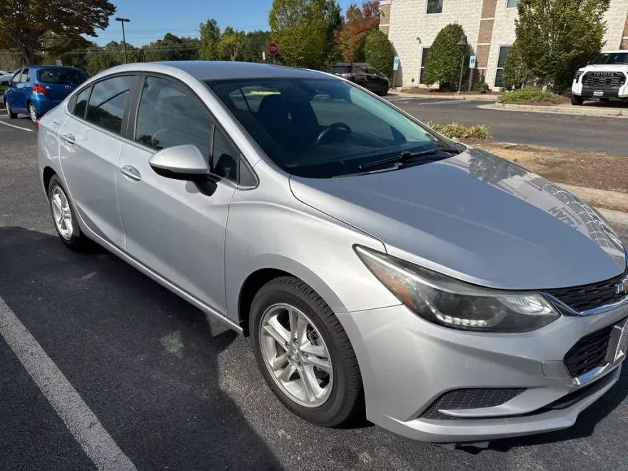 2016 Chevrolet Cruze LT photo 1