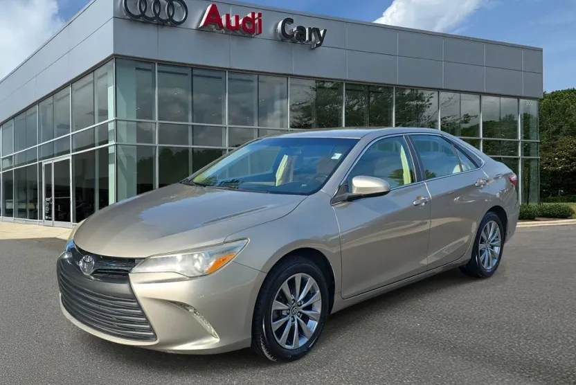 2016 Toyota Camry XLE photo 1