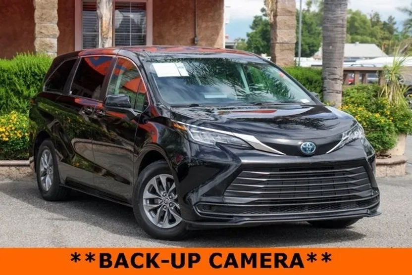 2022 Toyota Sienna LE photo 1