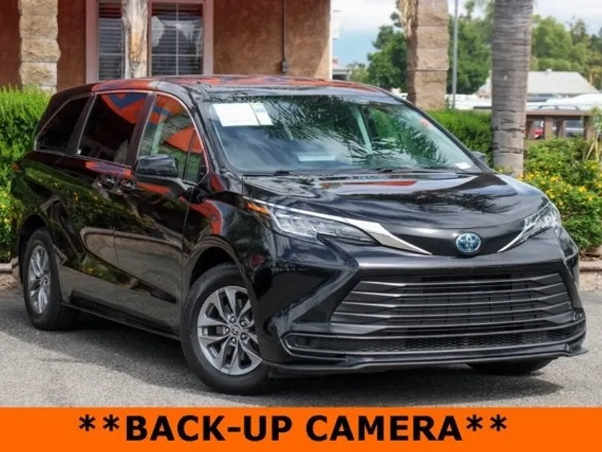 2022 Toyota Sienna LE photo 1