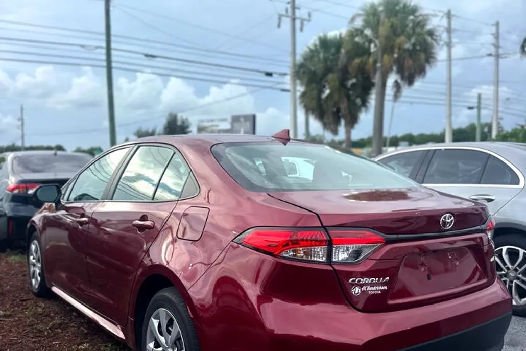 2023 Toyota Corolla LE photo 1