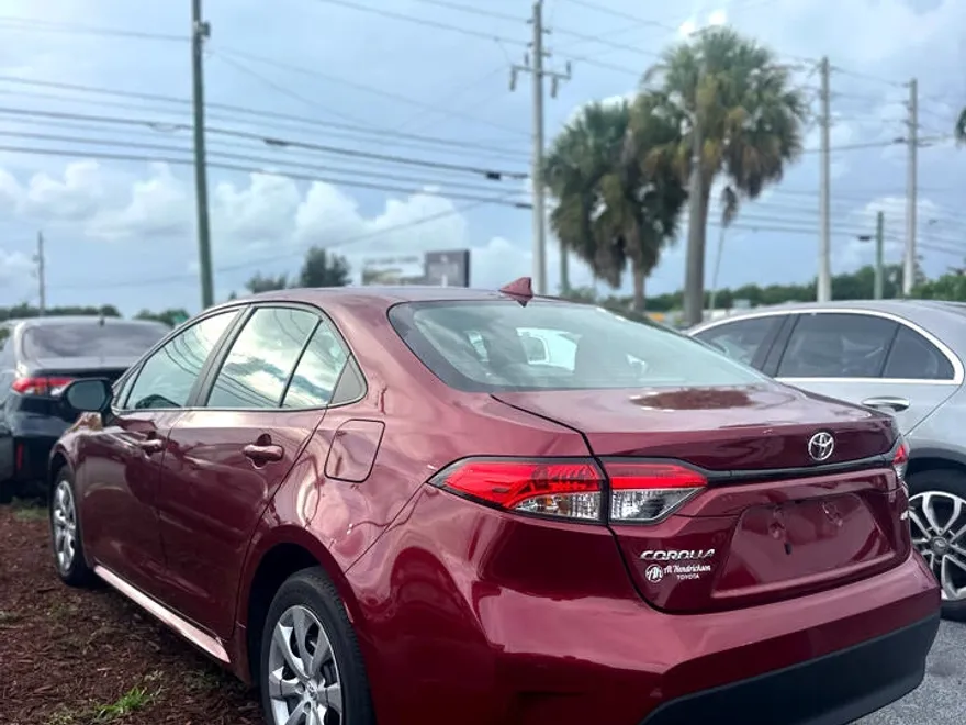 2023 Toyota Corolla LE photo 1