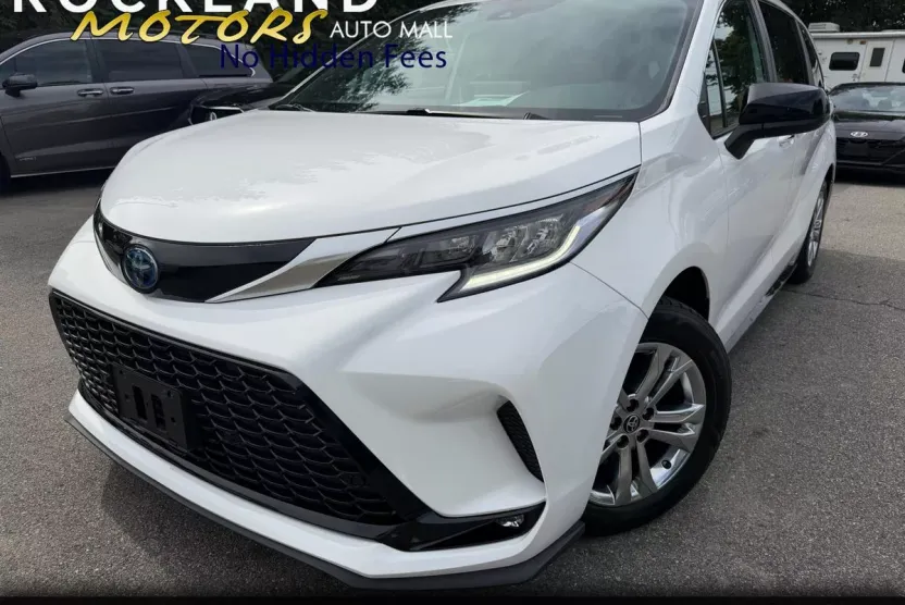 2022 Toyota Sienna XSE photo 1